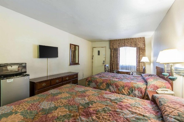 Rodeway Inn Magic Mountain Area image 17