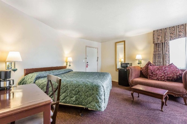 Rodeway Inn Magic Mountain Area image 5